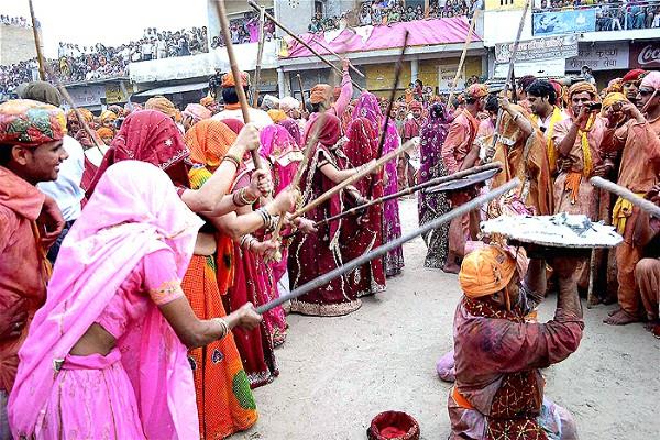 बरसाना में लट्ठमार होली बरसाना में लट्ठमार होली